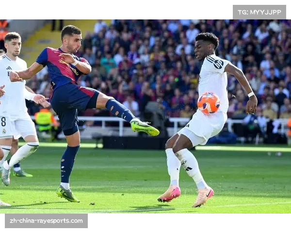 VAR分析:拜仁对阵巴萨比赛中,阿劳霍禁区内的疑似手球为何未判点球?